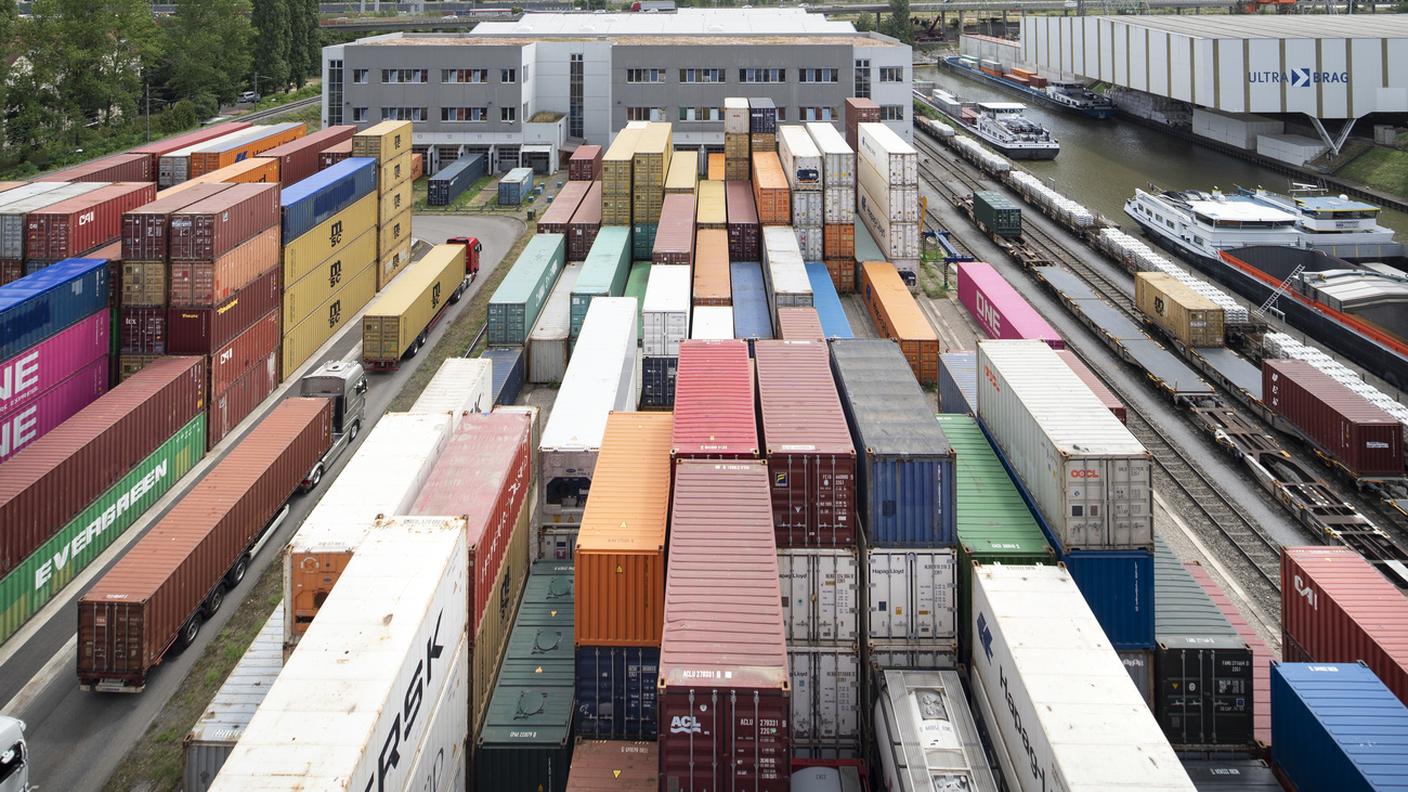 File di container nell'importante snodo commerciale di Basilea