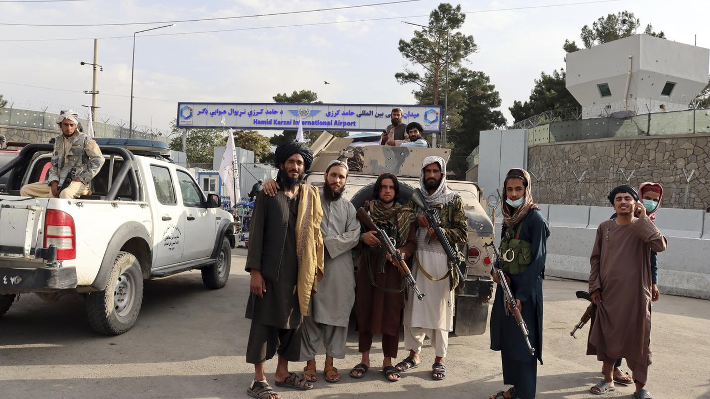 Combattenti talebani davanti all'aeroporto di Kabul