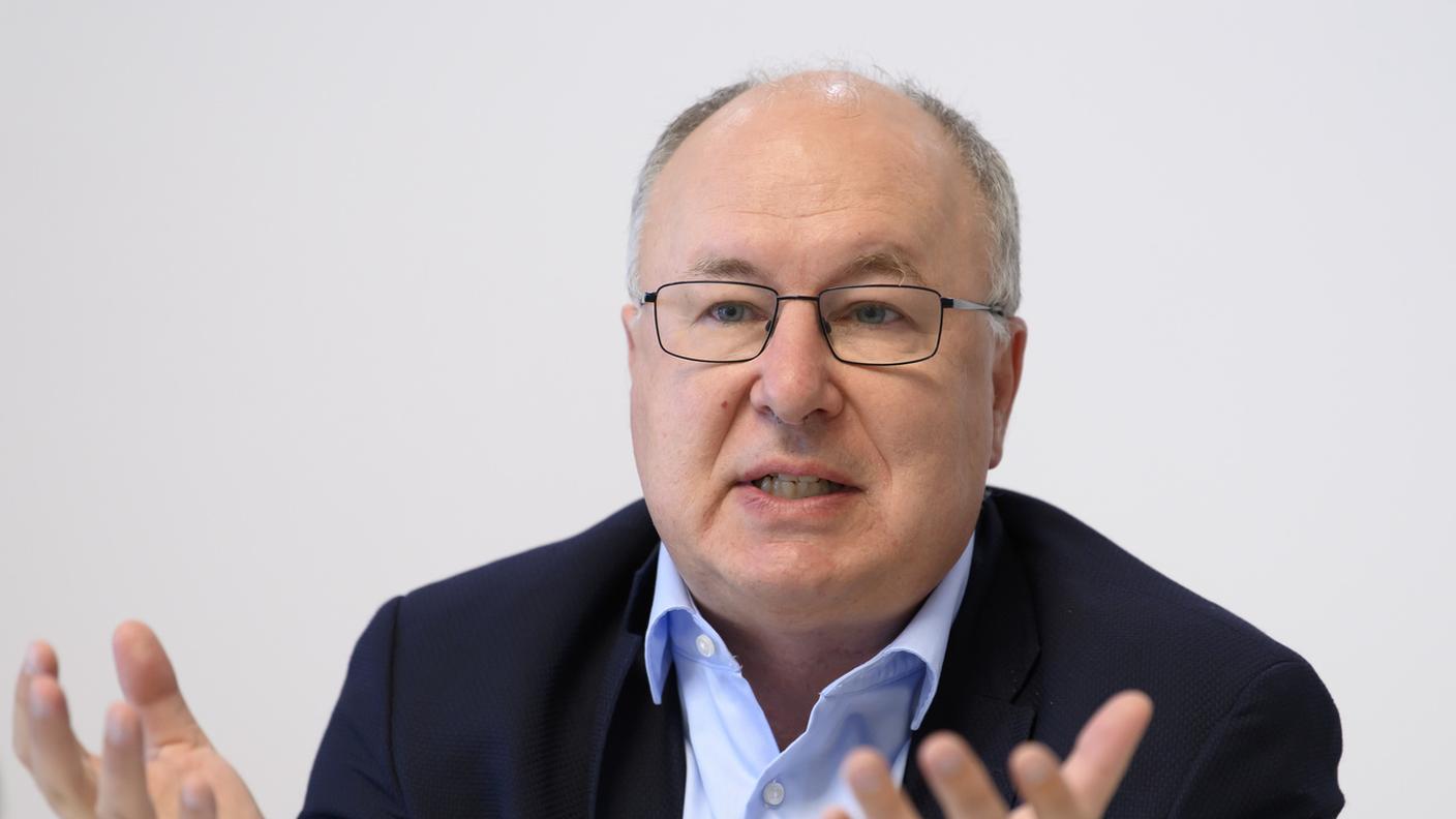 Pierre-Yves Maillard, presidente dell'Unione sindacale svizzera, durante la conferenza stampa di stamani a Berna