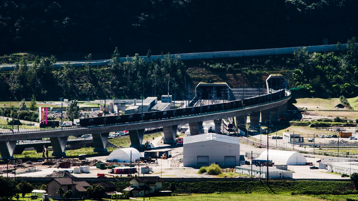 4 settembre 2020: un treno merci entra nella galleria del Ceneri il giorno dell'inaugurazione ufficiale 