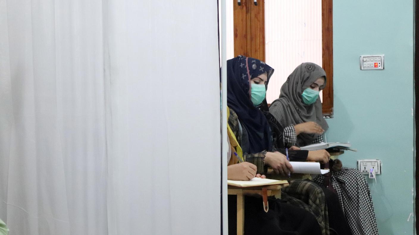 Studentesse afghane separate dai ragazzi