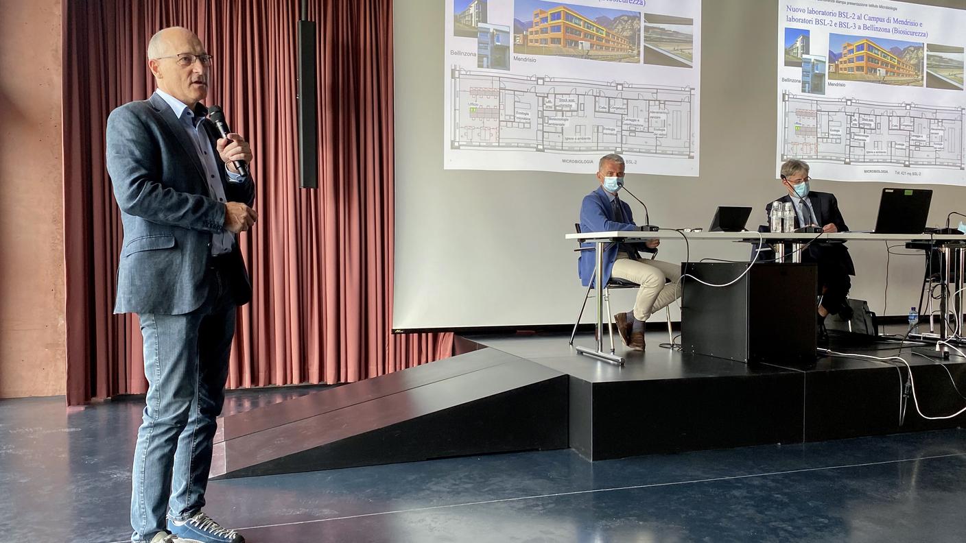 Il direttore dell'Istituto di microbiologia Mauro Tonolla durante la presentazione della nuova creatura accademica