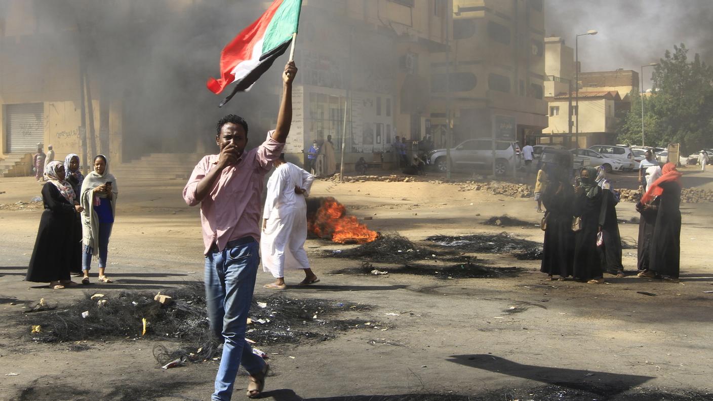 Un manifestante a Khartoum
