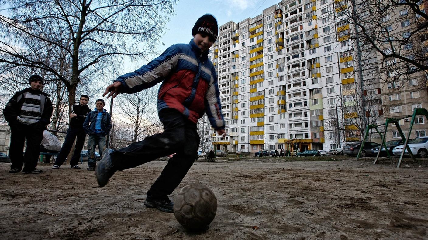 Dei bambini giocani a pallone nella capitale Chisinau