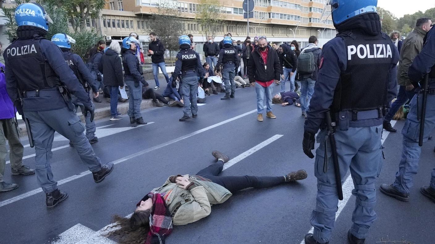 Attivisti sdraiati sull'asfalto bloccano il passaggio del traffico sulla Via Colombo, a Roma