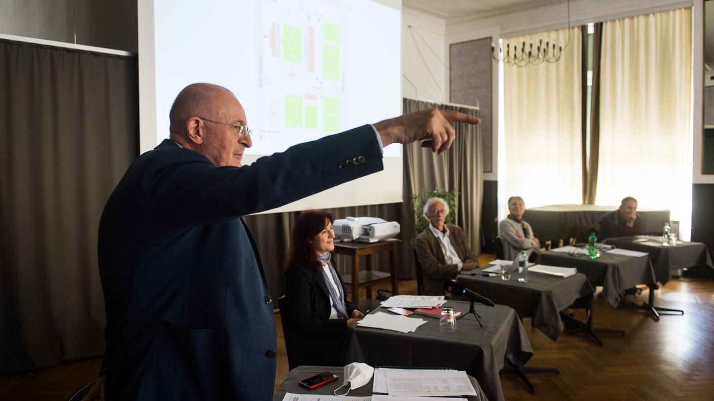 Fulvio Pelli durante la conferenza stampa del Comitato di opposizione al PSE