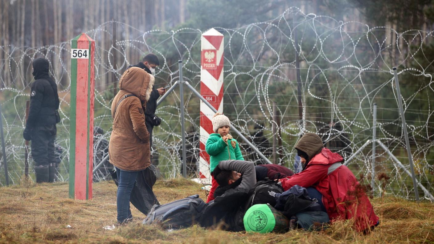 Tra i migranti che hanno raggiunto il confine con la Polonia ci sono anche molti bambini