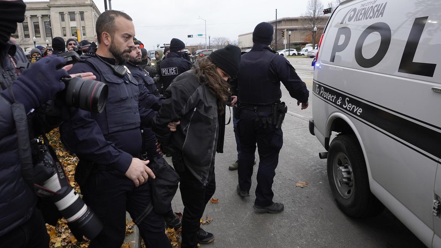 L'arresto di un manifestante fuori dal tribunale di Kenosha