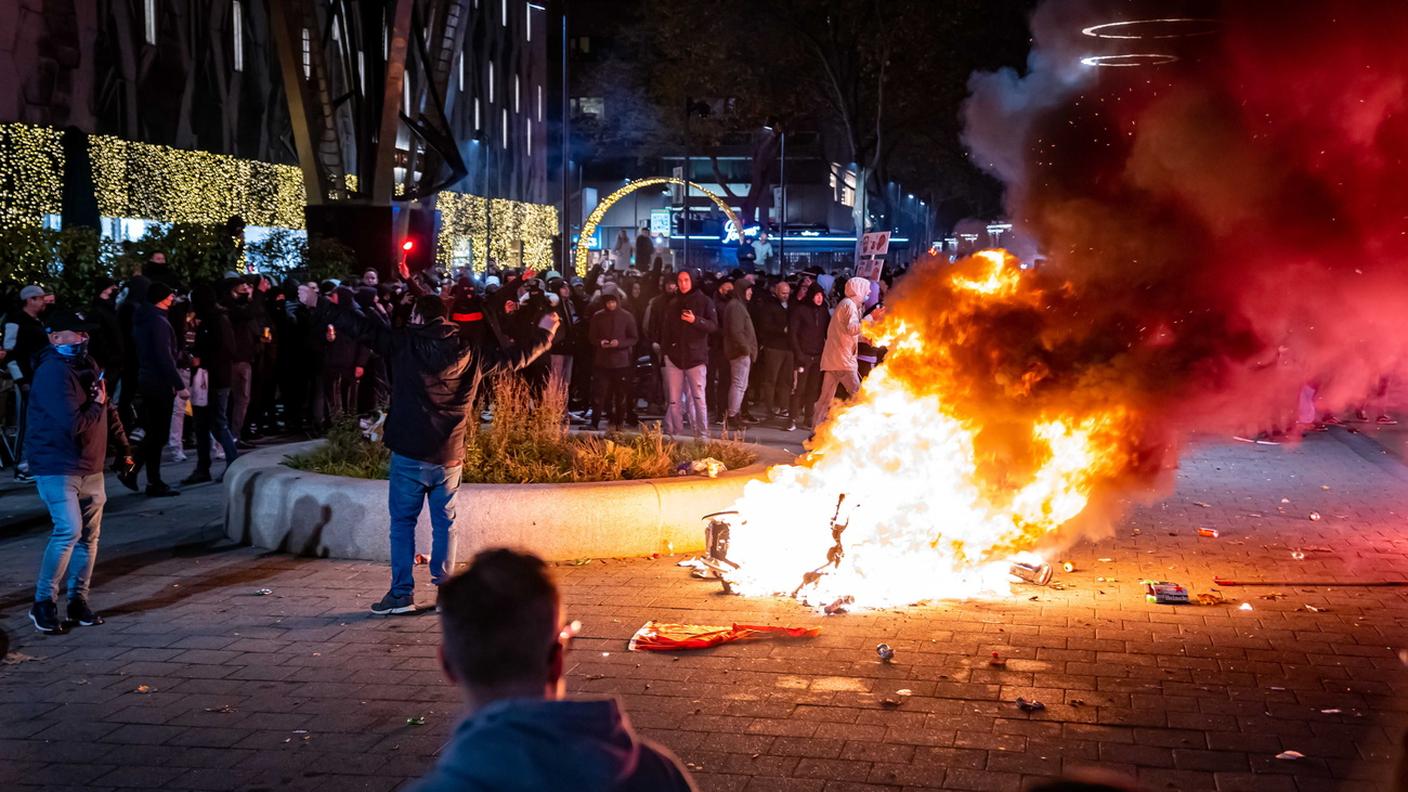 Un'immagine della protesta a Rotterdam, venerdì sera