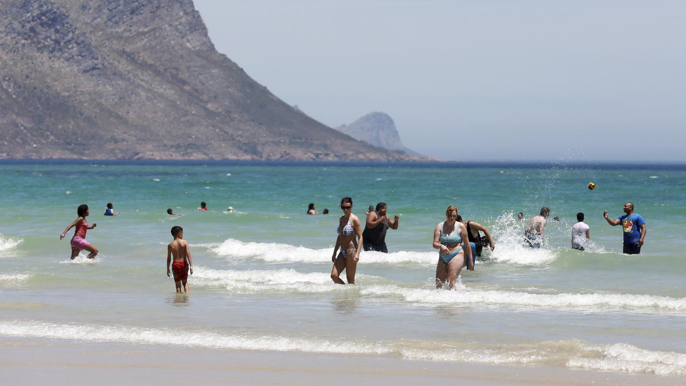 Turisti in spiagga vicino a Città del Capo il 21 dicembre