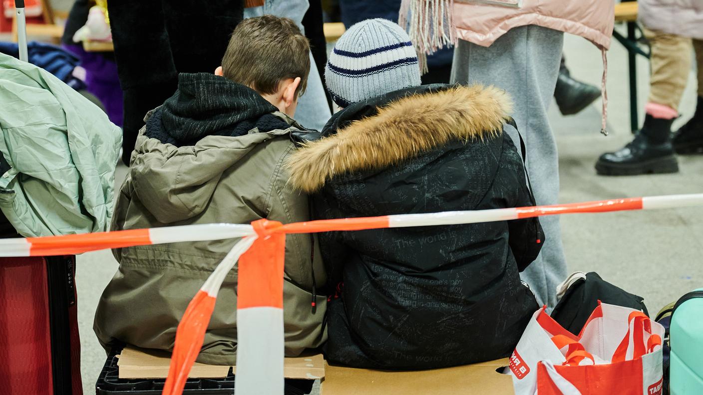 Due bimbi ucraini in fuga dalla guerra