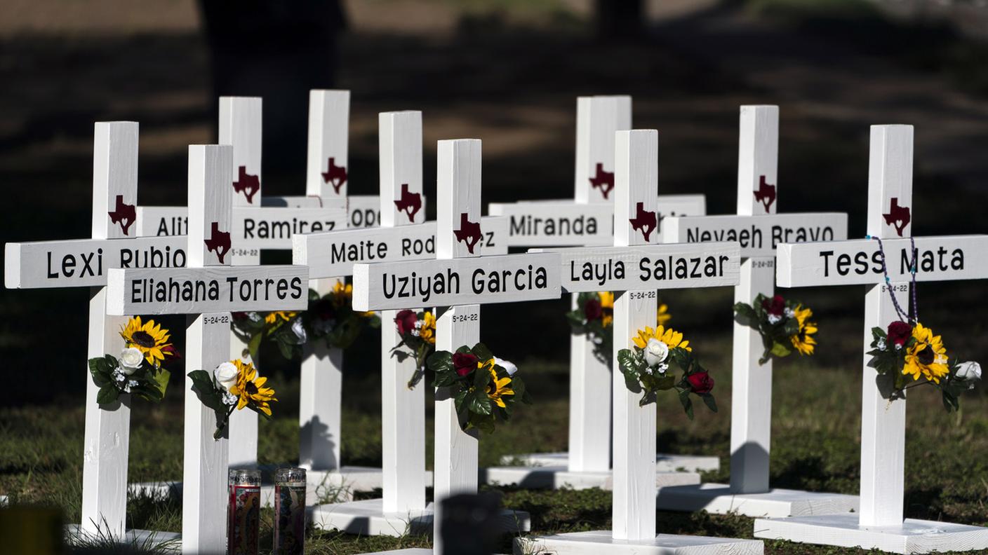 Diciannove bambini e due docenti sono stati uccisi nel massacro alla scuola elementare di Uvalde, Texas