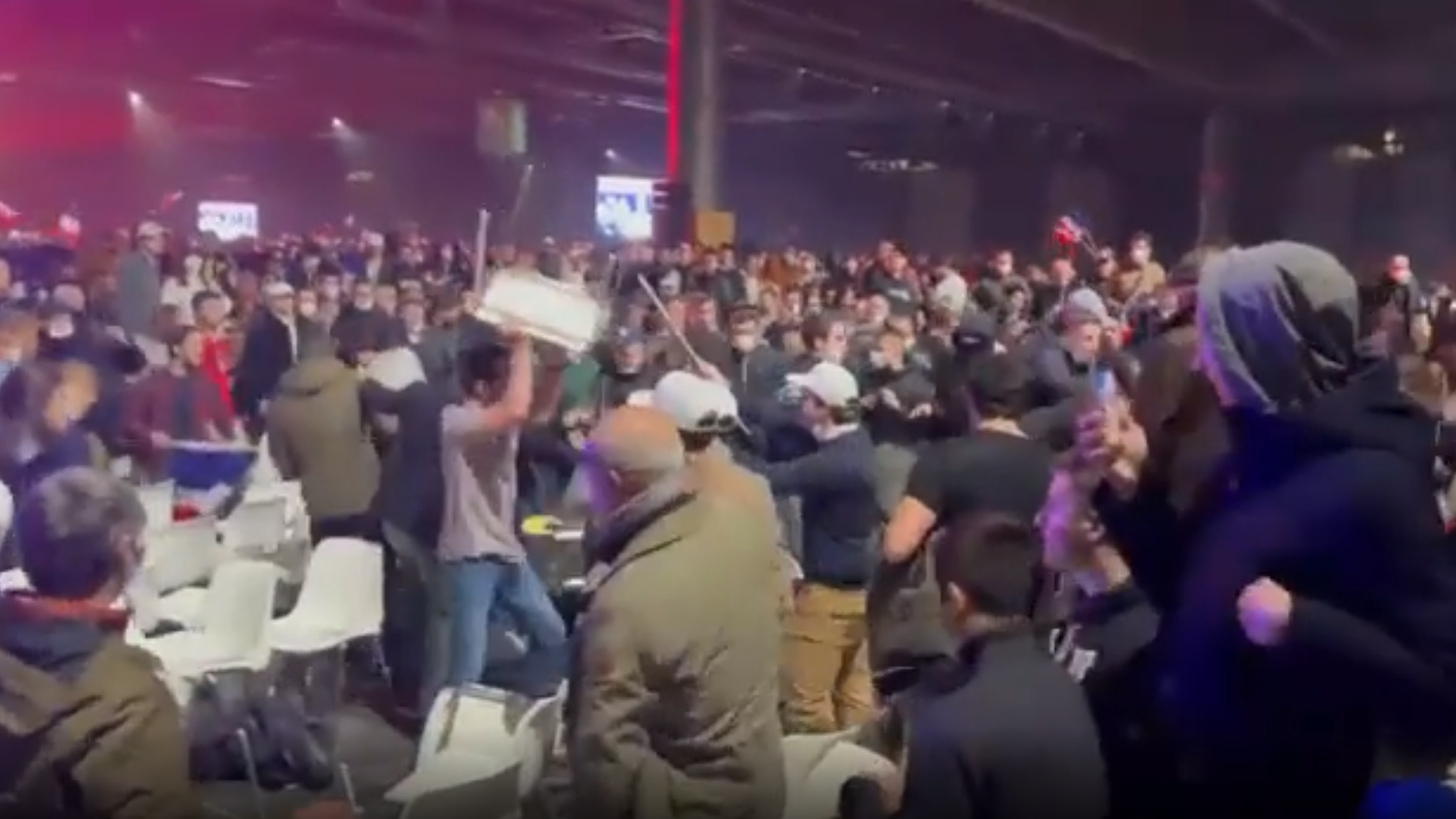 Un frame del video degli scontri durante il comizio
