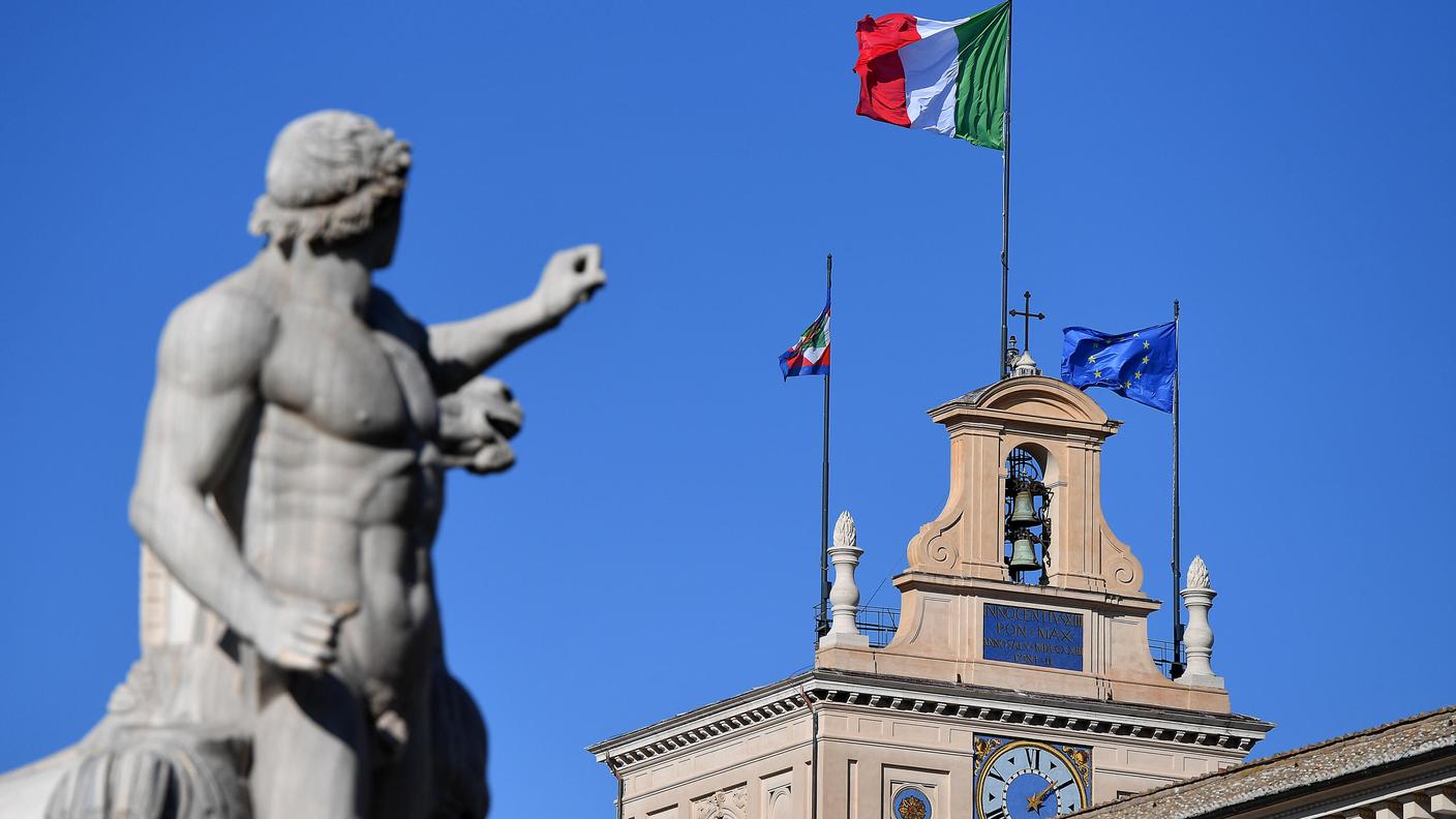 Lo stendardo presidenziale sventola a fianco delle bandiere dell'Italia e dell'Unione Europea sul Palazzo del Quirinale