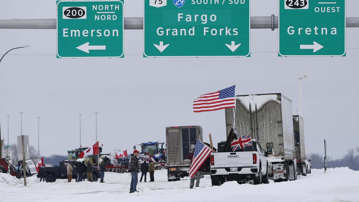 Il blocco sull'autostrada 75 che impedisce i passaggi tra il Canada e gli Stati Uniti a Emerson nella provincia di Manitoba