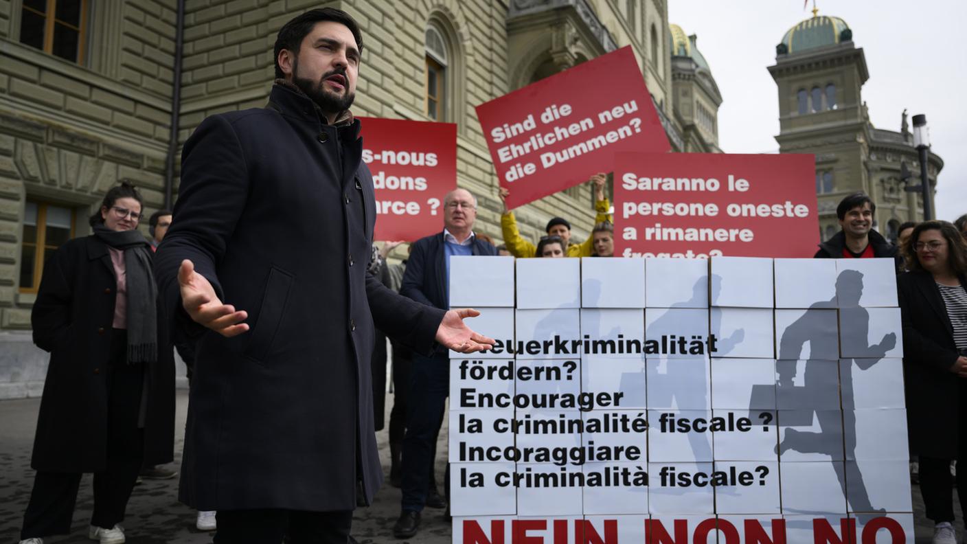 Il co-presidente del PS Cedric Wermuth durante la consegna delle firme
