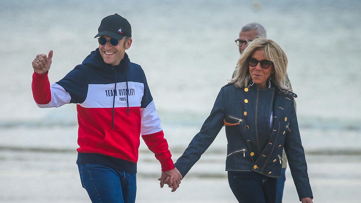 Ultimo giorno di campagna elettorale sulla spiaggia di Le Touquet per Emmanuel Macron in compagnia della moglie Brigitte