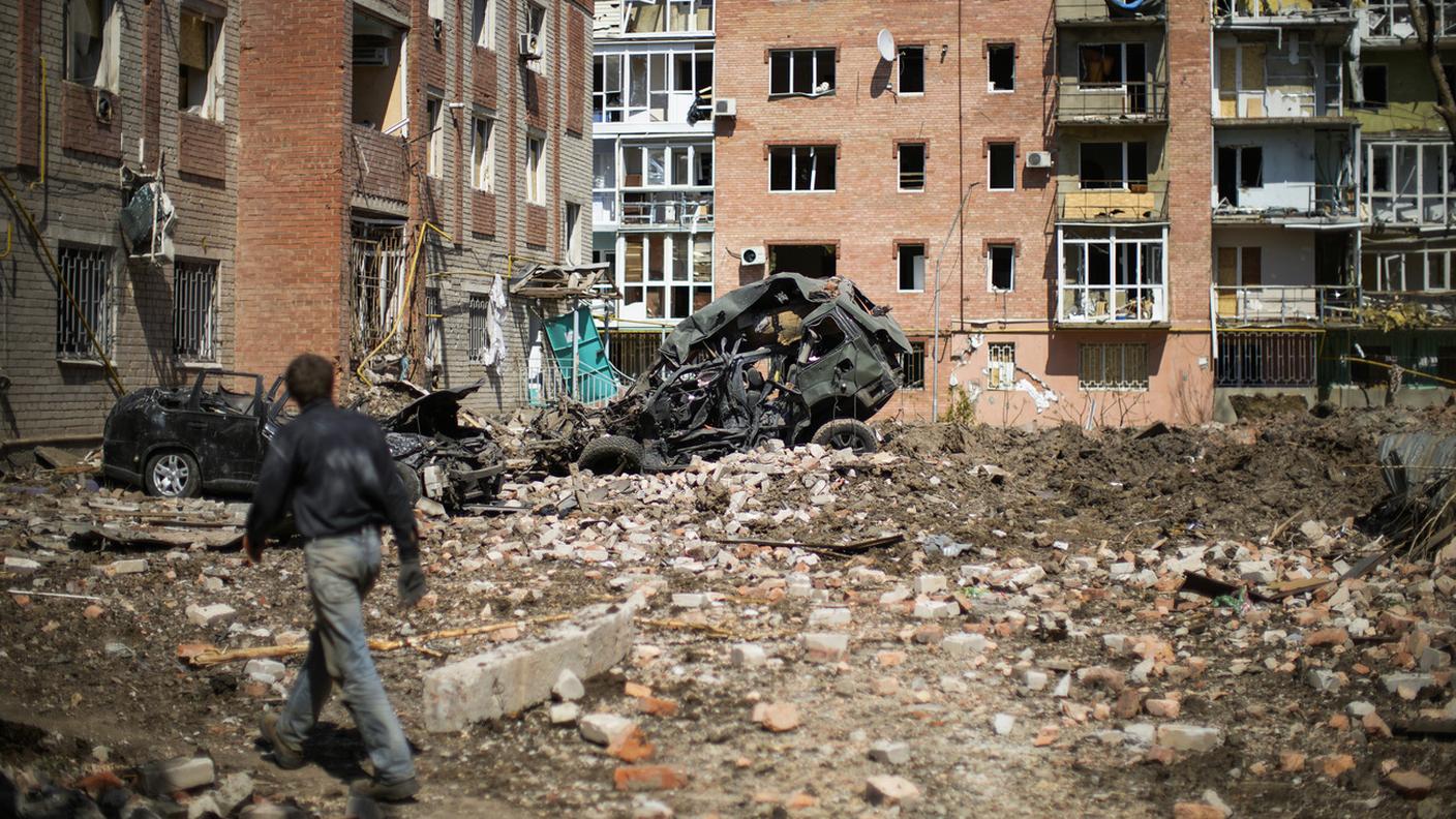 Scene di devastazione a Bakhmut, dove i russi hanno bombardato quartieri residenziali