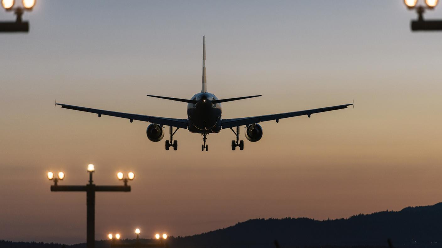 Per aggirare le restrizioni dei collegamenti aerei vengono proposti scali in paesi terzi