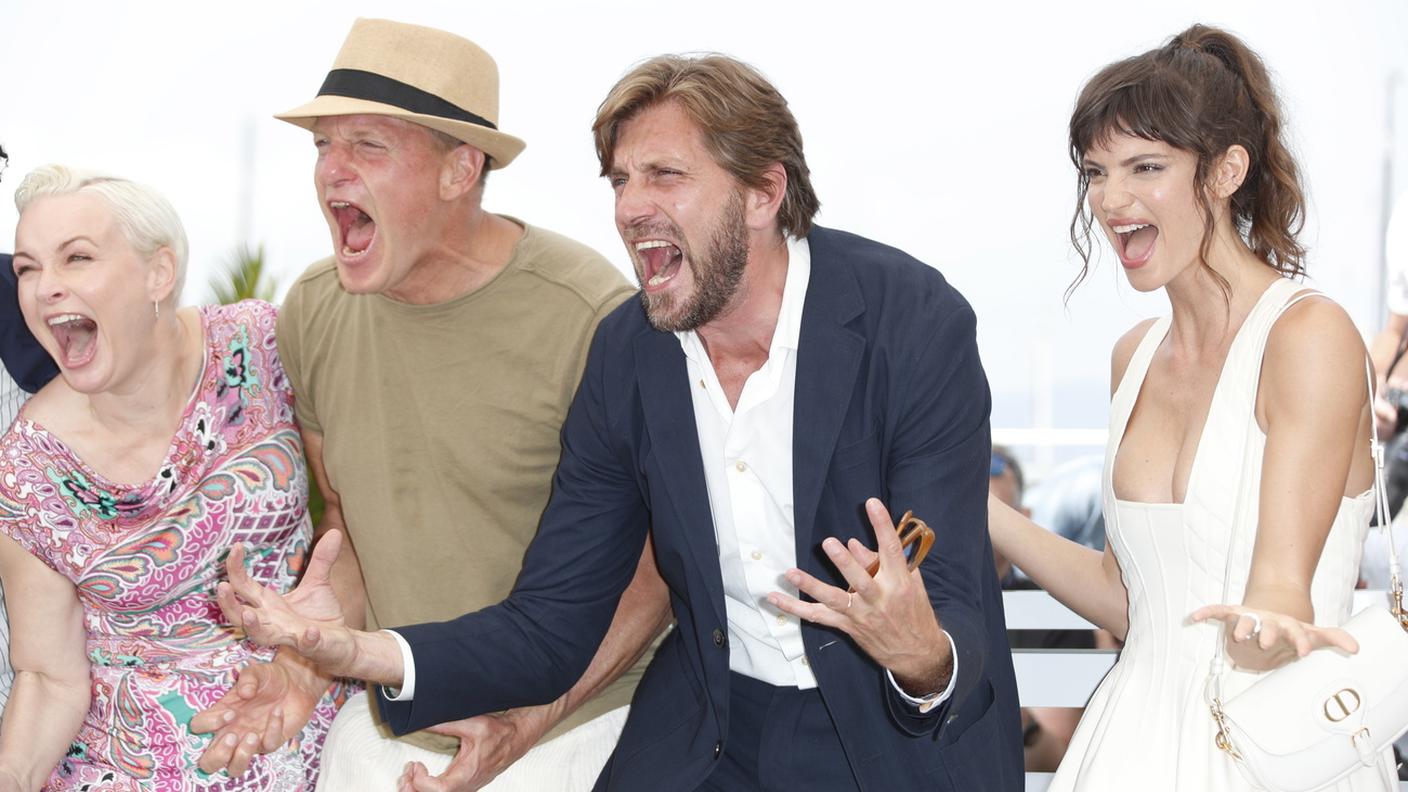 Da sinistra, l'attrice Vicki Berlin, l'attore Woody Harrelson, il regista Ruben Ostlund e l'attrice Charlbi Dean Kriek