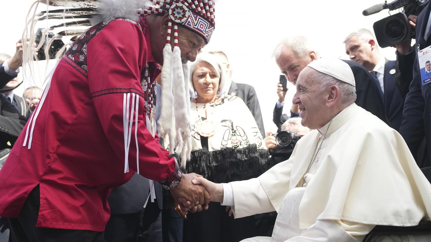 Salutato dal capo dei nativi George Arcand al suo arrivo ad Edmonton