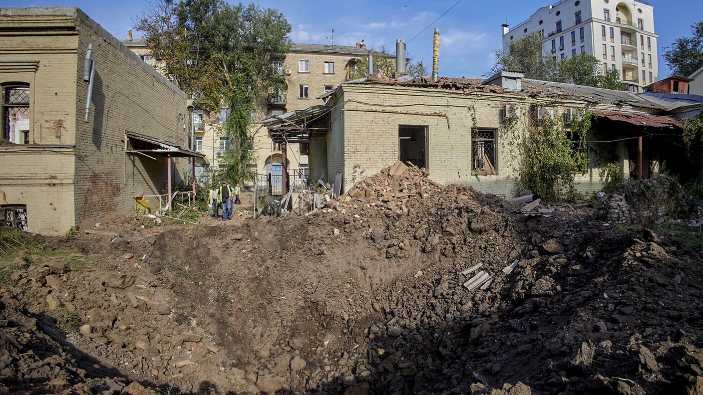 I russi hanno bombardato di nuovo le città ucraine: il cratere di un missile nel centro di Kharkiv