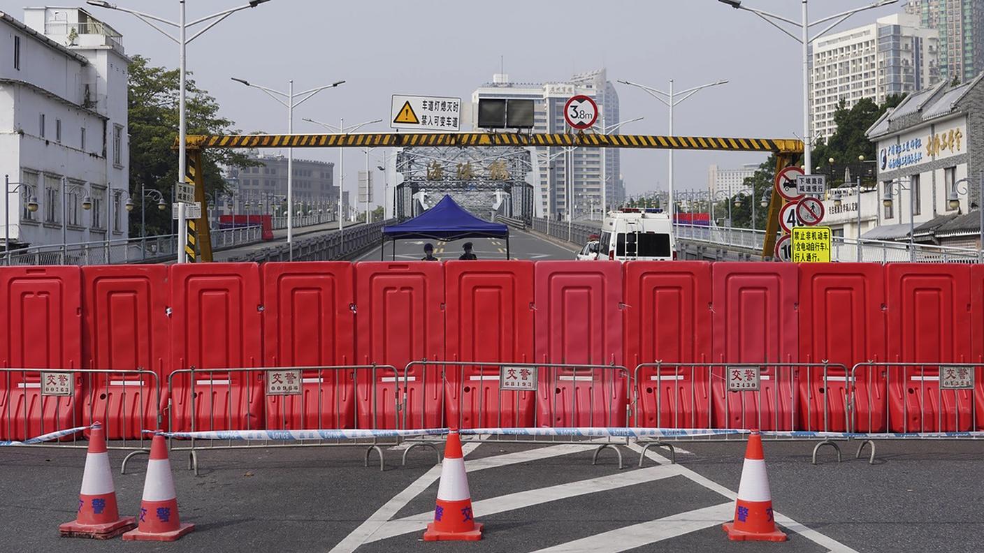 Check-point a Guang-zhou in un'immagine scattata l'11 novembre