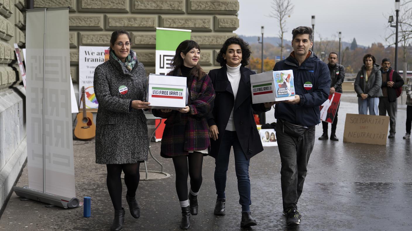 Attivisti di FREE IRAN Svizzera martedì a Berna
