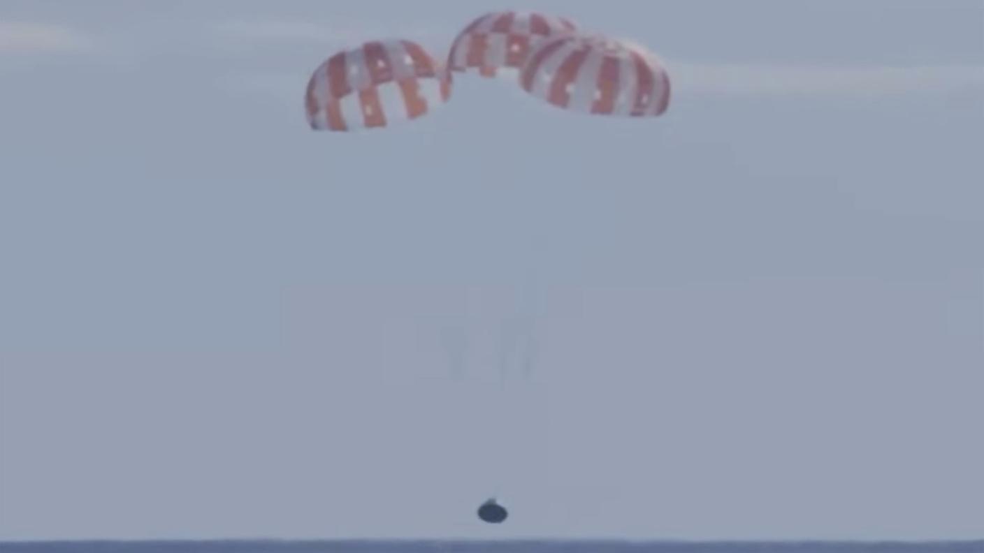 La capsula Orion rientra dal suo viaggio attorno alla luna