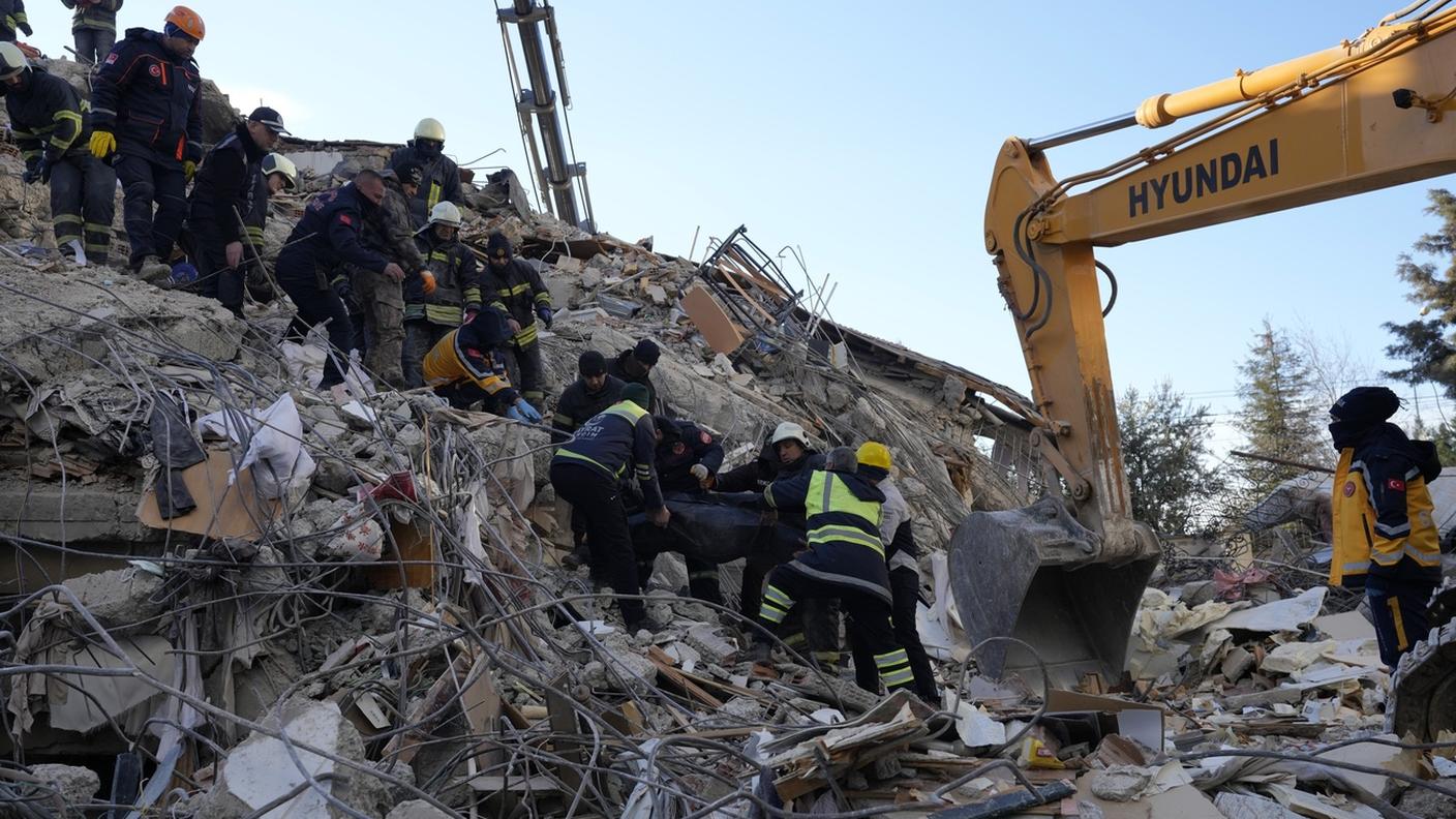 Soccorritori tra le macerie di Gaziantep