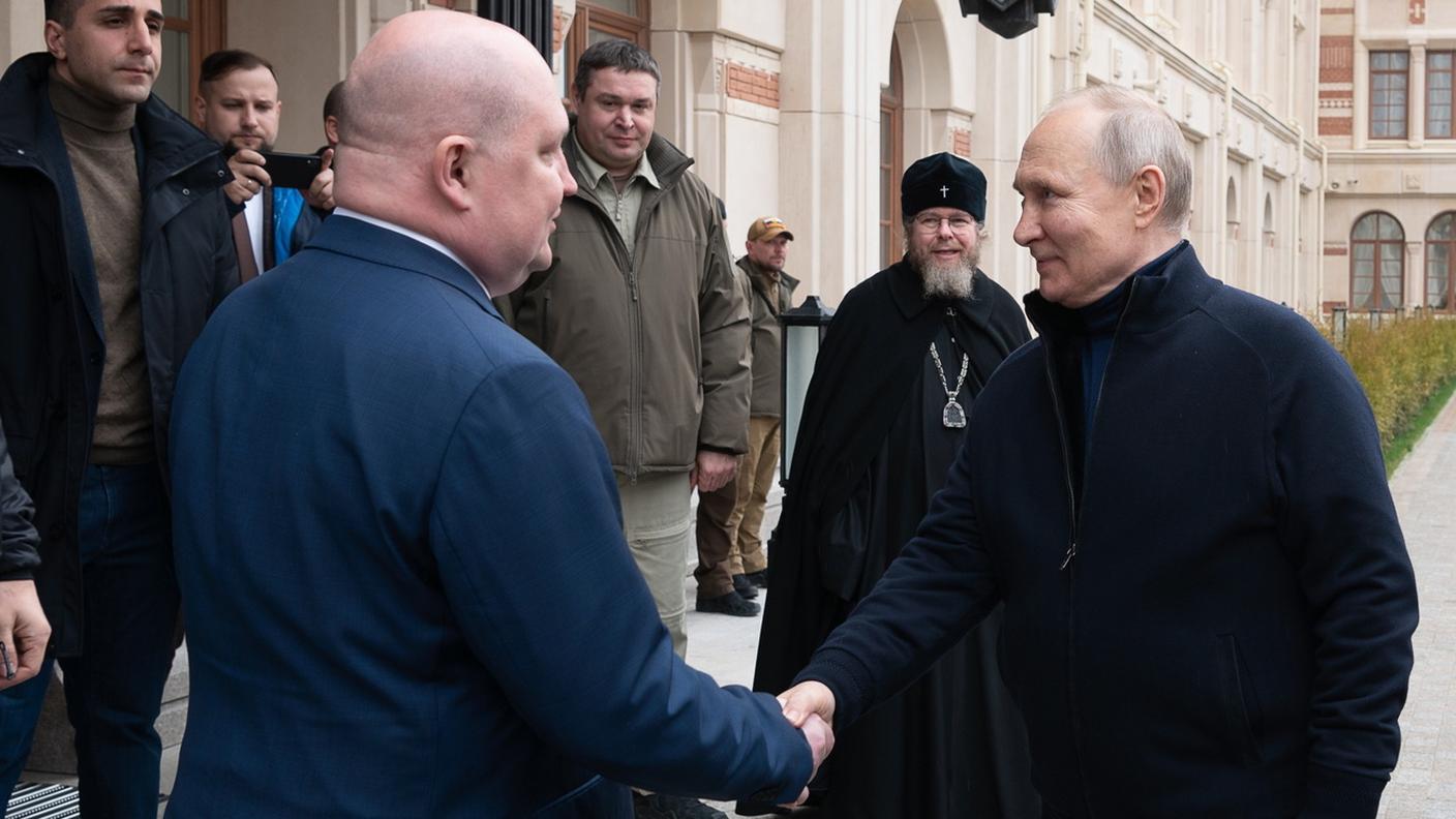 Vladimir Putin durante la sua visita in Crimea di sabato è accolto dalle autorità locali