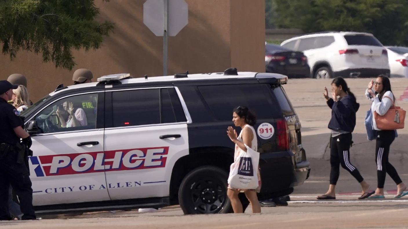 I clienti del centro shopping sono sgomberati dalla polizia, dopo la sparatoria in Texas