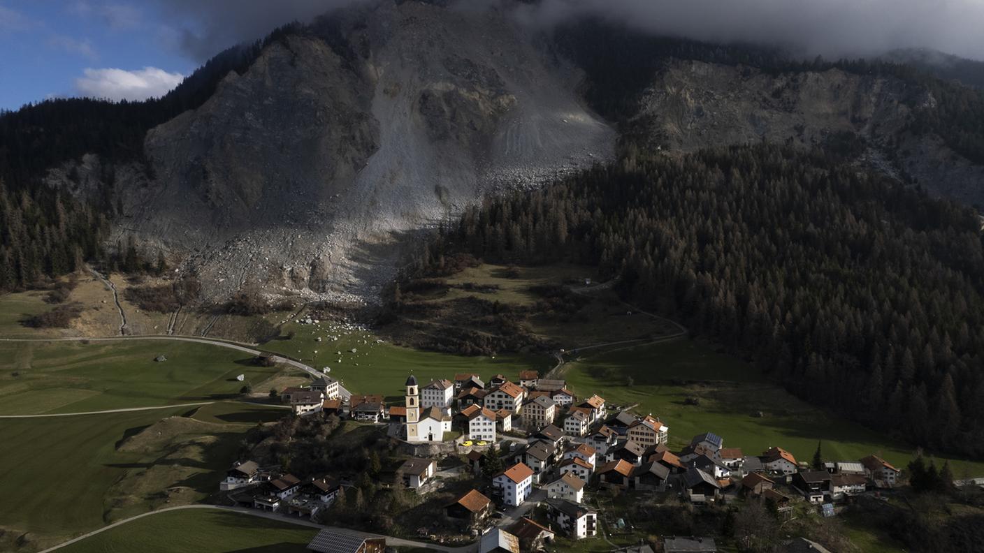 Giorni di massima incertezza per chi abita nelle case di Brienz che rischiano di essere travolte da 2 milioni di metri cubi di materiale