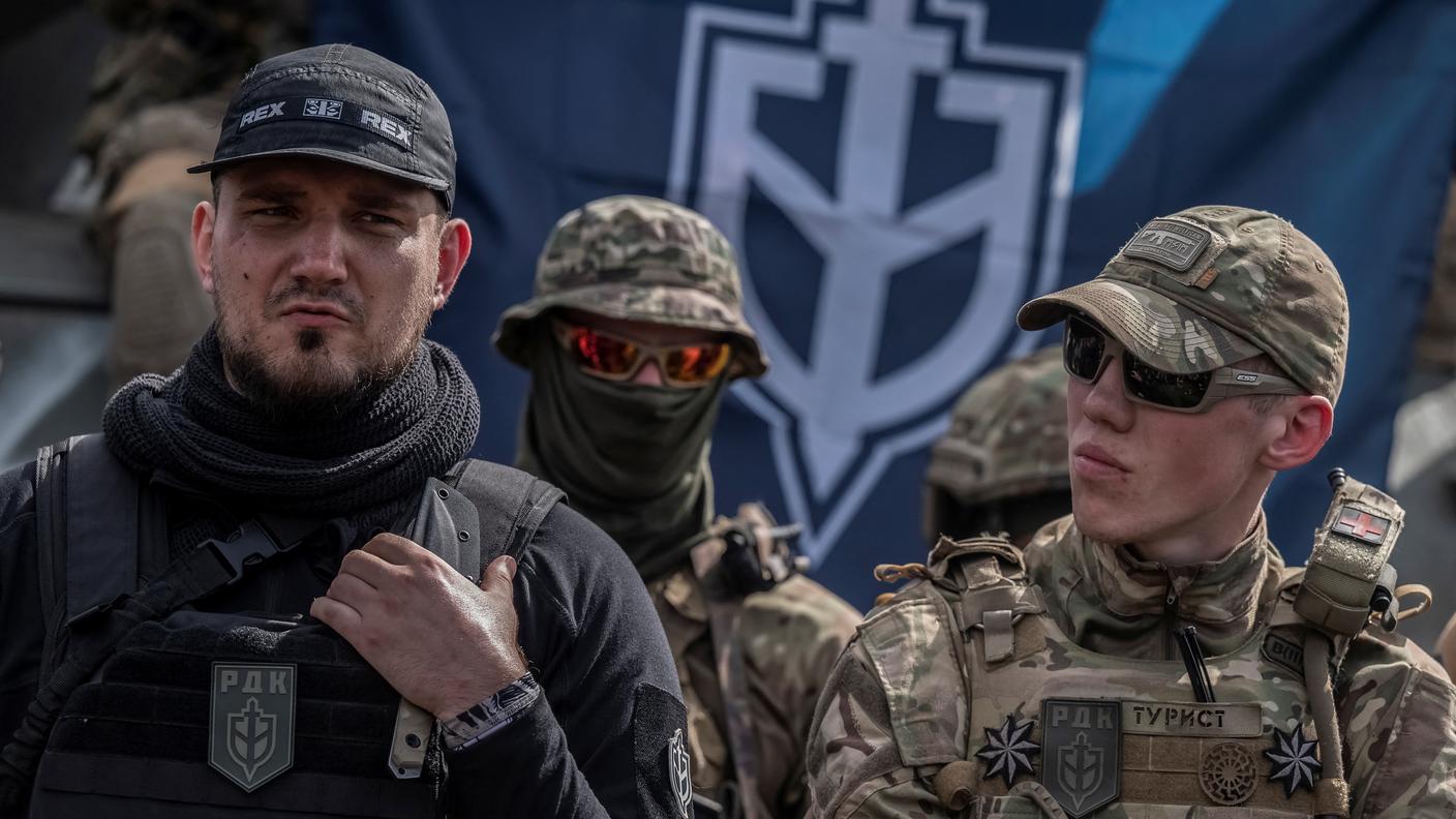 Il neonazista Denis Nikitin (a sinistra), comandante del Corpo dei volontari russi