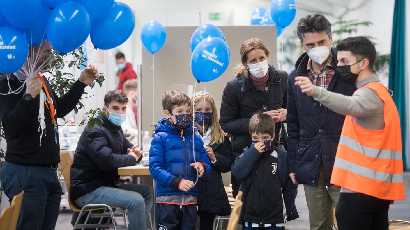 Bimbi al centro vaccinazioni di Giubiasco
