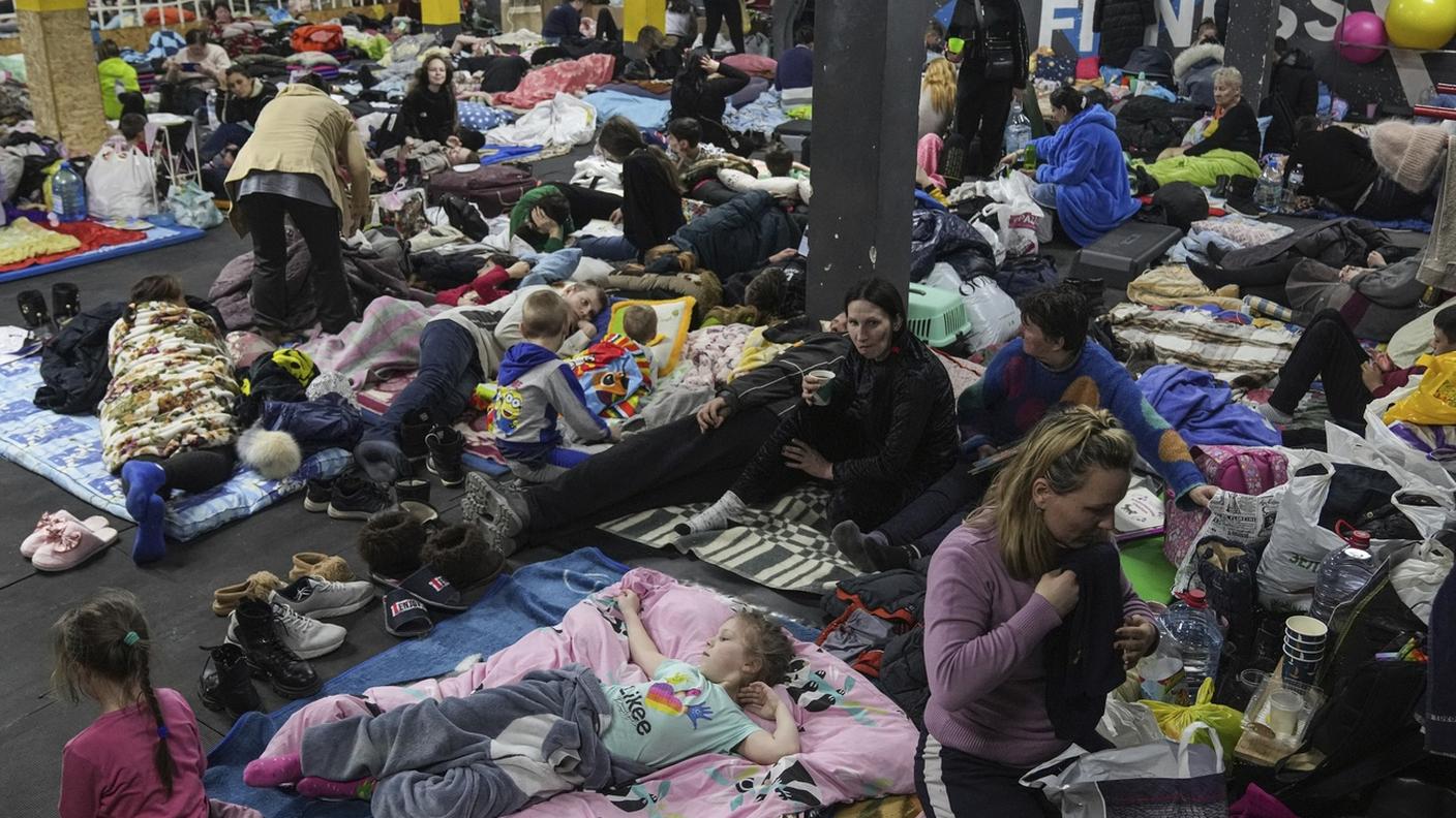 Accampamento d'emergenza in un palazzetto dello sport a Mariupol, Ucraina
