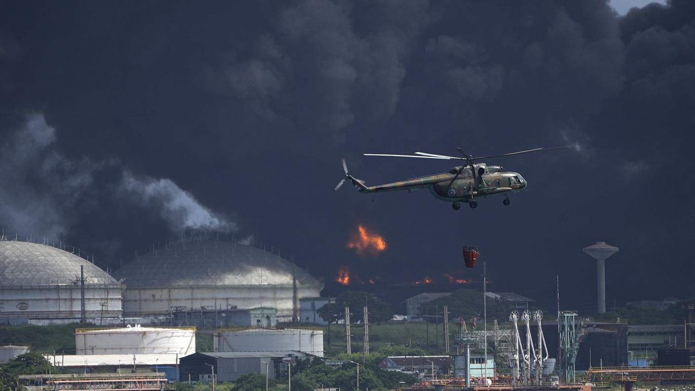 Devastante incendio a Cuba, deposito petrolifero in fiamme