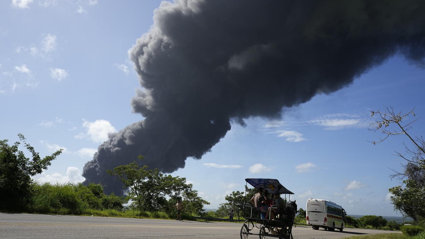 Devastante incendio a Cuba, deposito petrolifero in fiamme