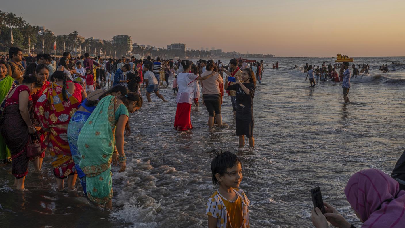A Mumbai in India, le persone si sono affacciate sul Mar Arabico per assistere all’ultimo tramonto del 2022