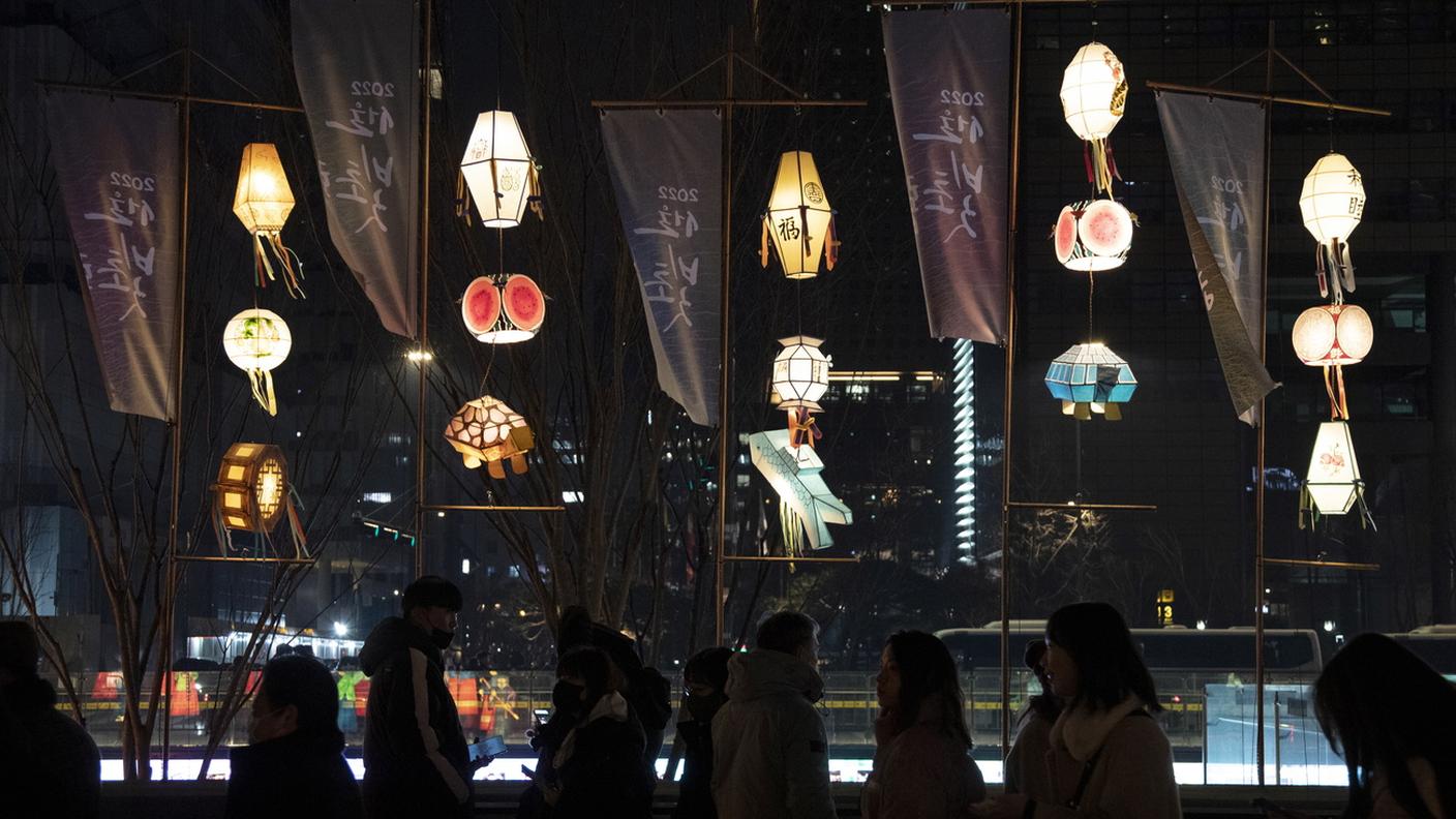 Laterne di vari motivi tinteggiano la notte di San Silvestro a Seul