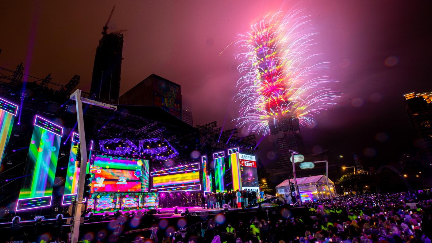 Per il nuovo anno diversi fuochi d'artificio saettano dal Taipei 101, il grattacielo più alto di Taiwan