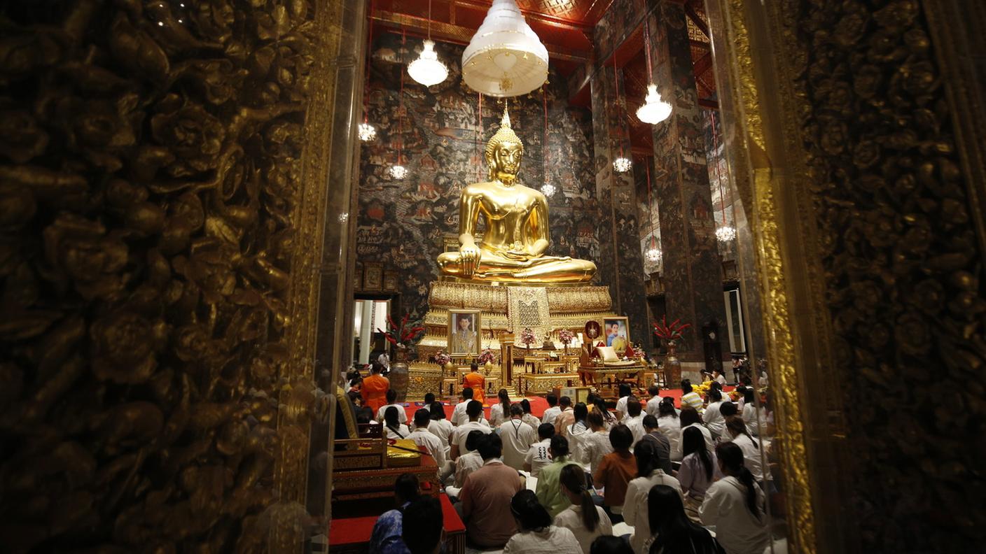 Nel tempio buddista Wat Suthat Thepwararam di Bangkok si recitano le ultime preghiere dell'anno come buon auspicio per il prossimo