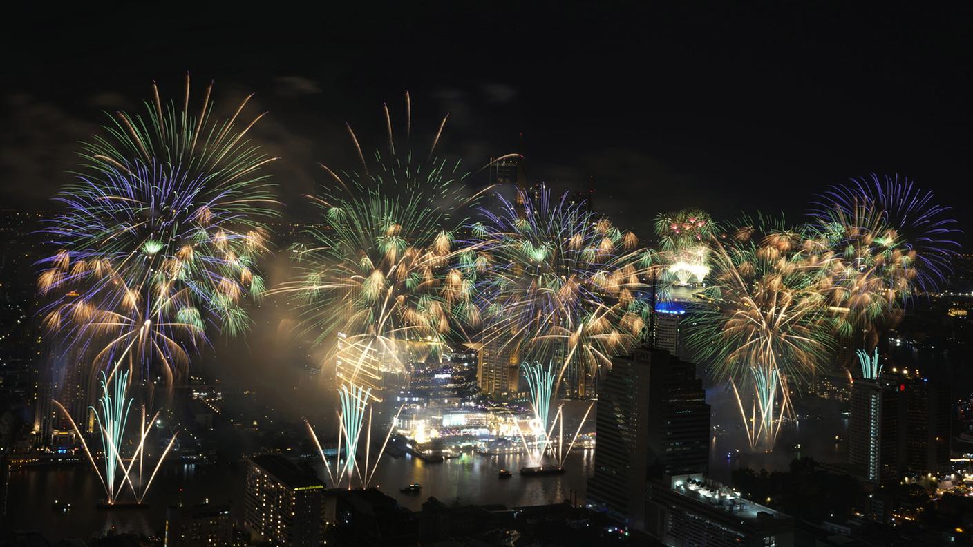 Fuochi d'artificio nel cielo sopra Bangkok