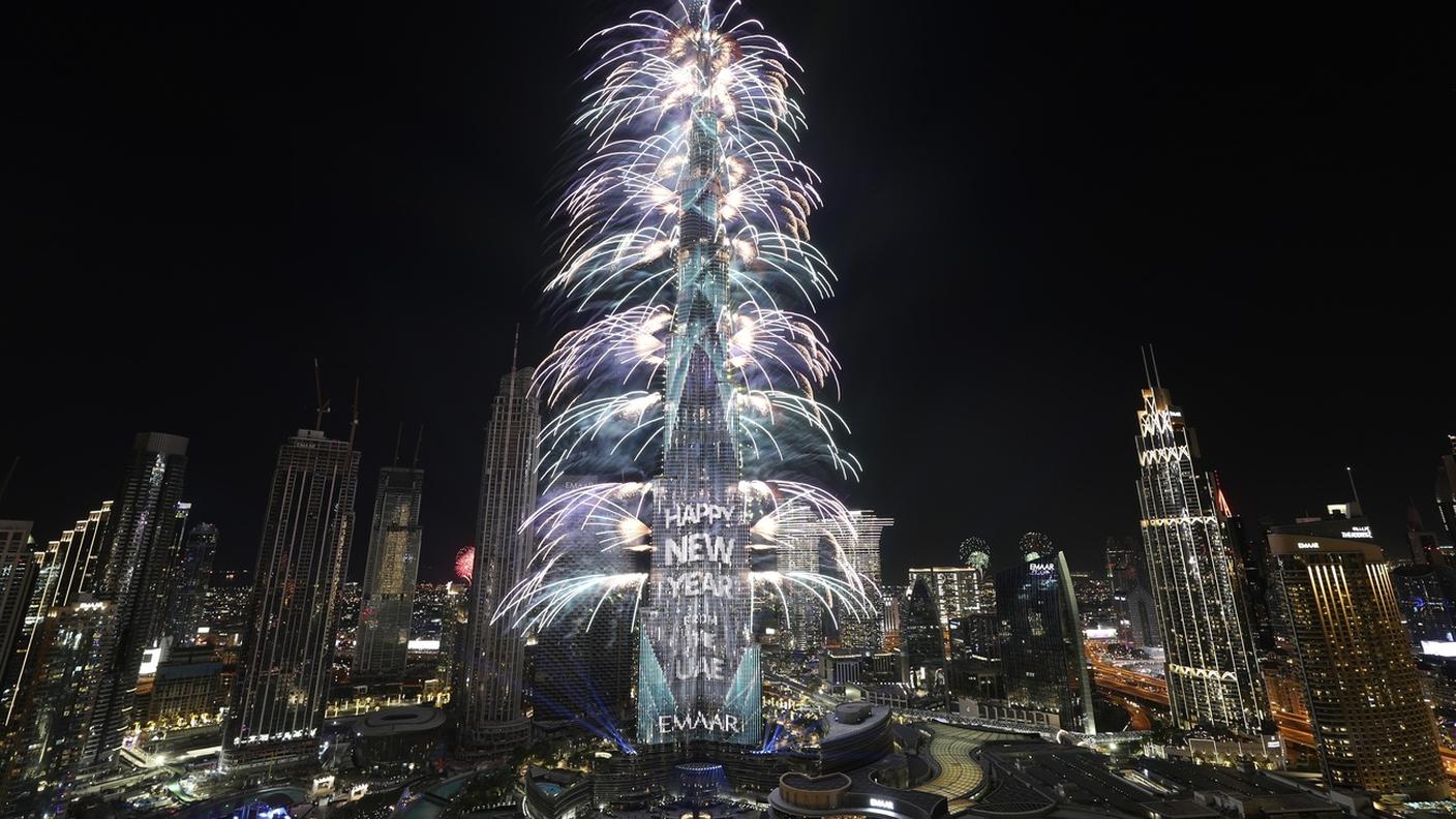 Con 828 metri di fuoco e scintille anche il Burj Khalifa di Dubai saluta il 2023