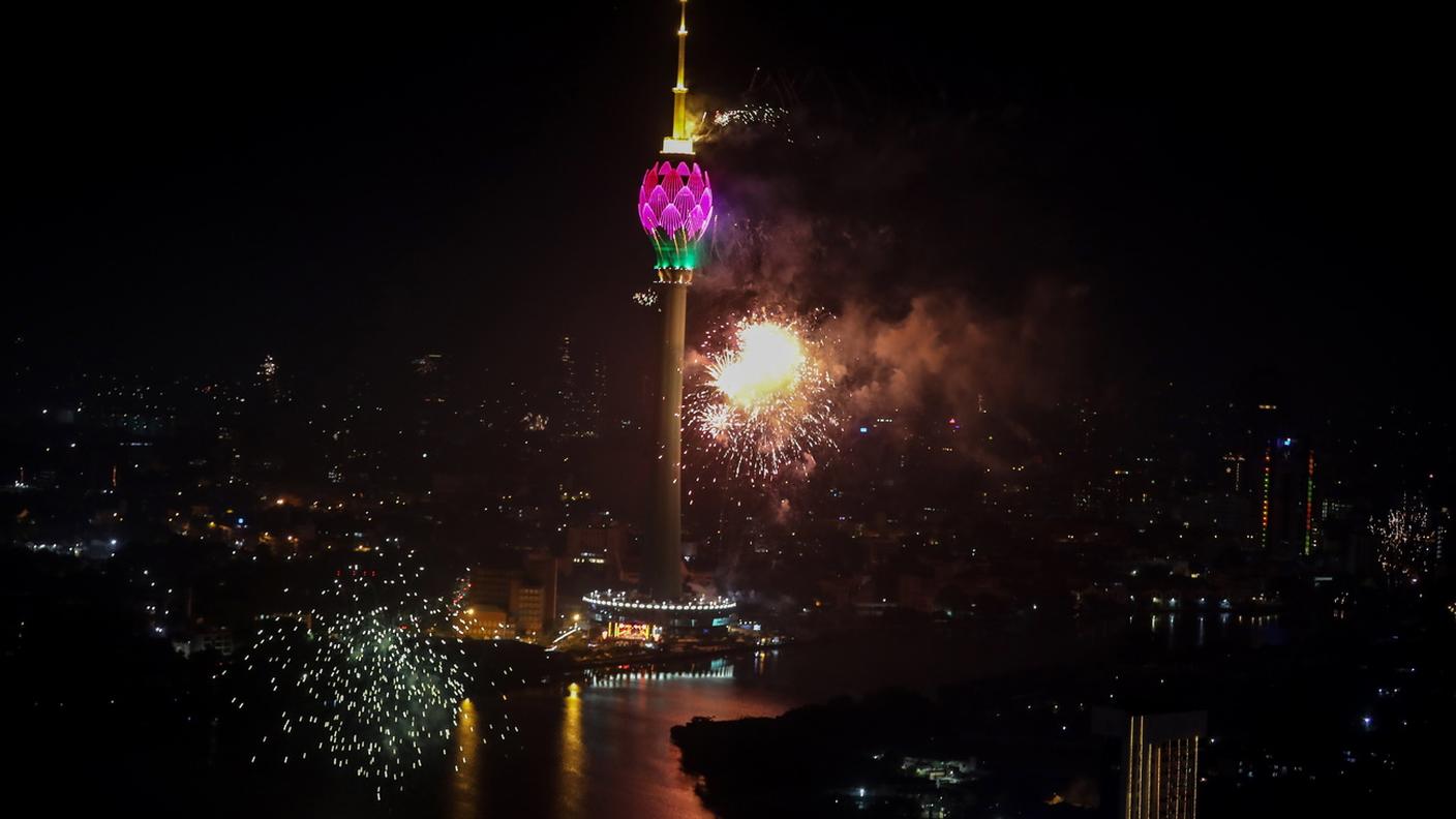 Giochi di luce e fuochi in onore del nuovo anno anche a Colombo, in Sri Lanka