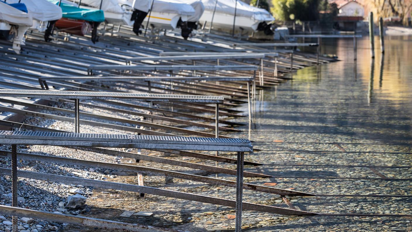 Il livello, molto basso, del lago Ceresio a Riva San Vitale