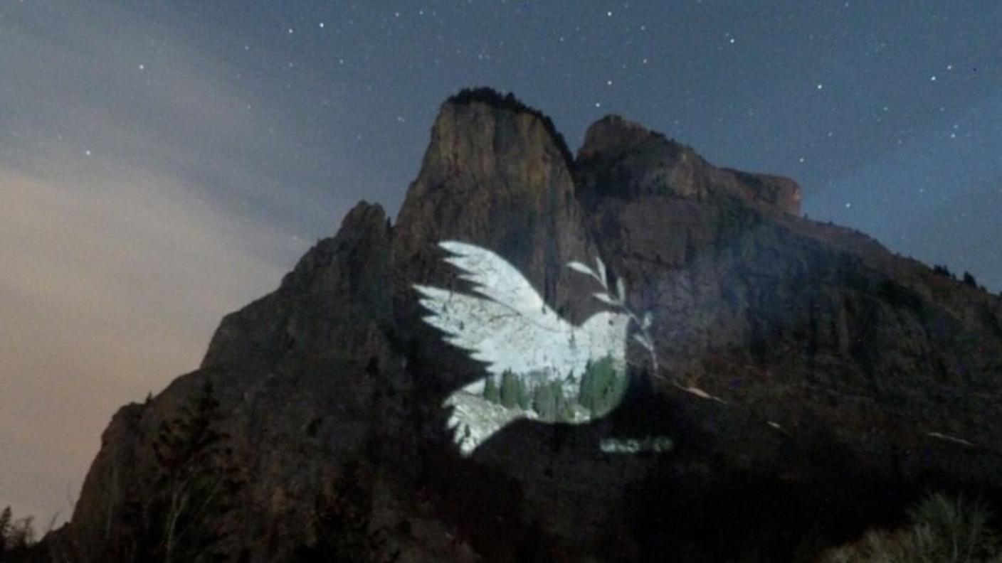 La più grande colomba della pace al mondo sulle Alpi svizzere