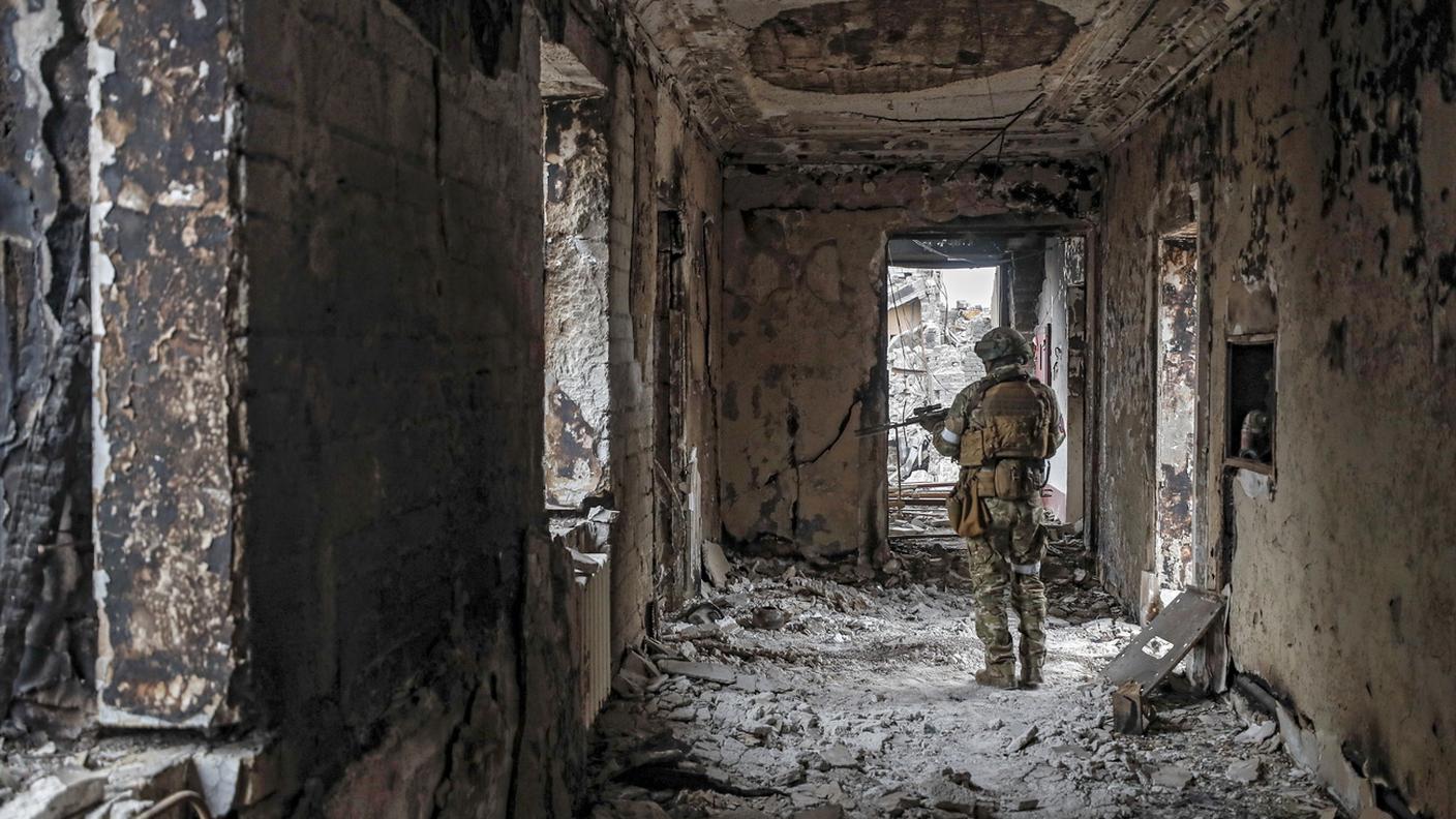 Un soldato russo all'interno del teatro di Mariupol