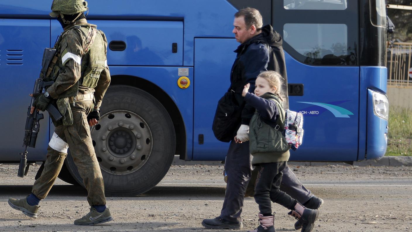 Un uomo e una bimba parte del gruppo evacuato dall'acciaieria