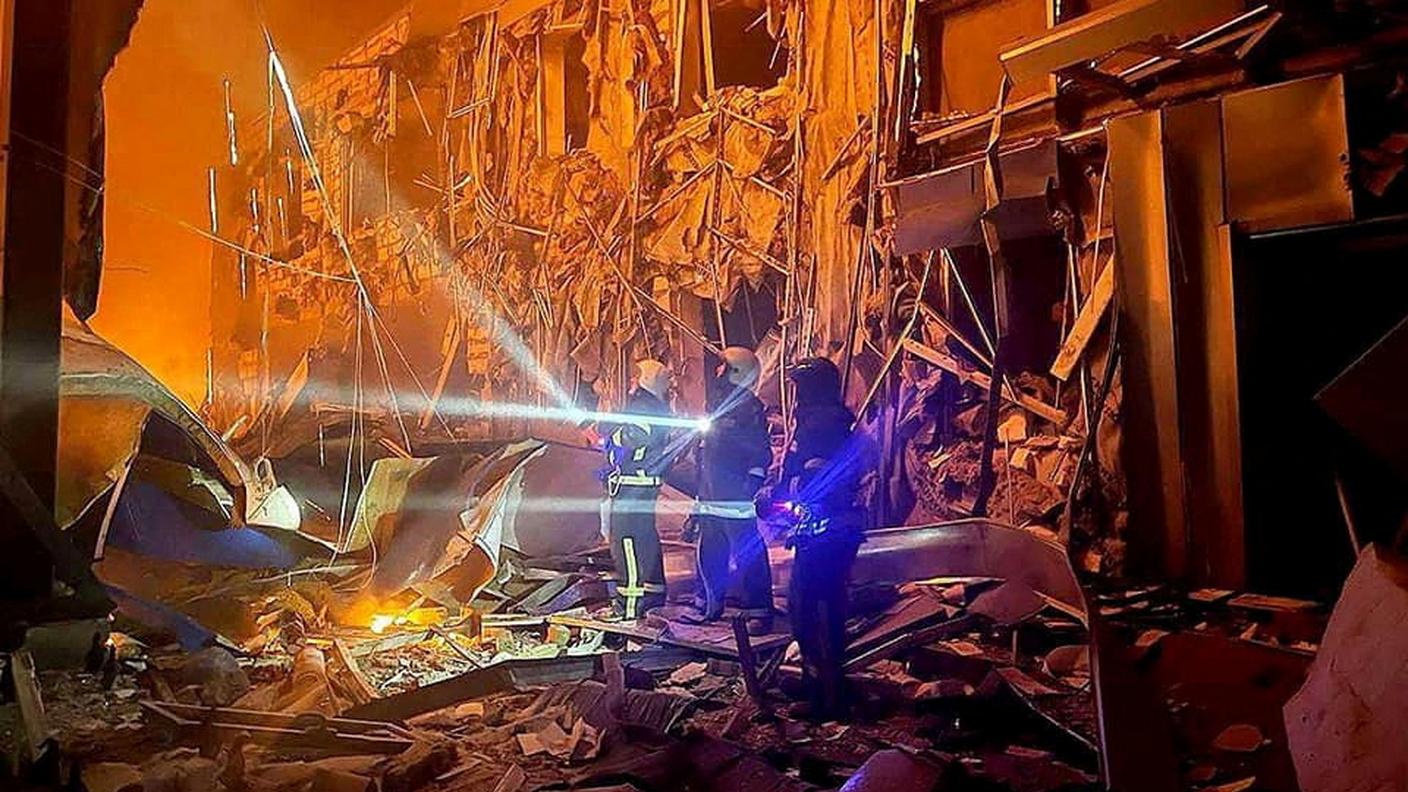 Soccorritori al lavoro a Odessa in un edificio colpito da un missile